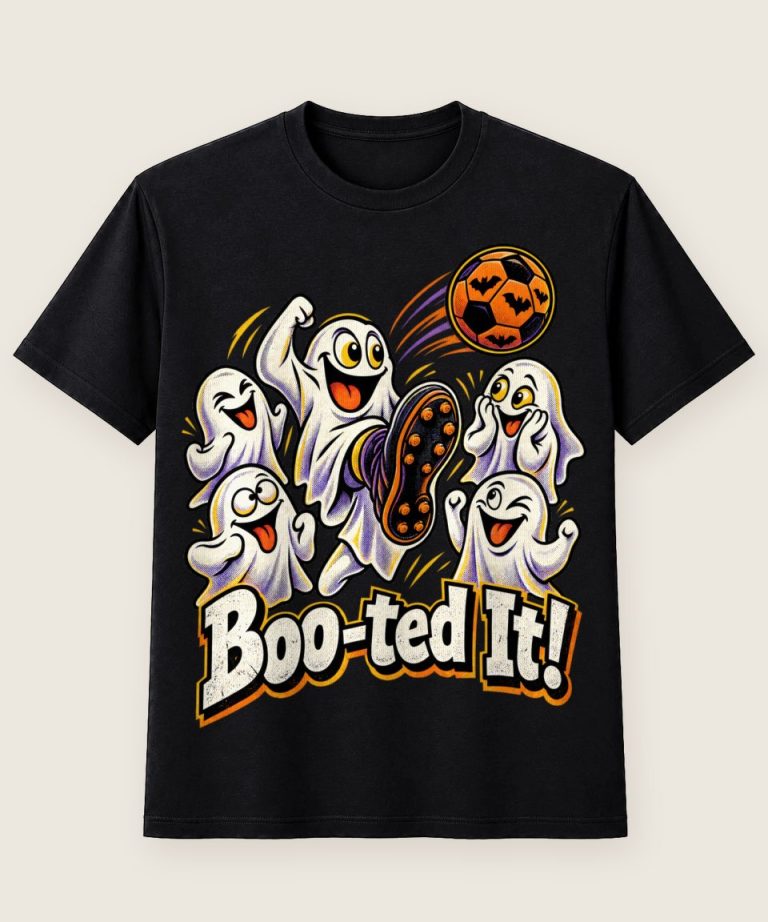 T-Shirt mit Motiv „Boo-ted It Halloween-Fußball mit kichernden Spukgestalten“ – Halloween T-Shirts