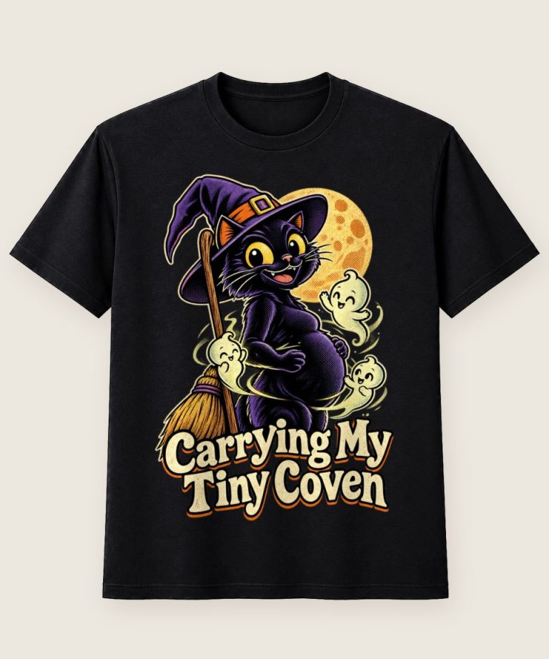 T-Shirt mit Motiv „Carrying My Tiny Coven Halloween Schwanger Hexenkatze“ – Halloween T-Shirts