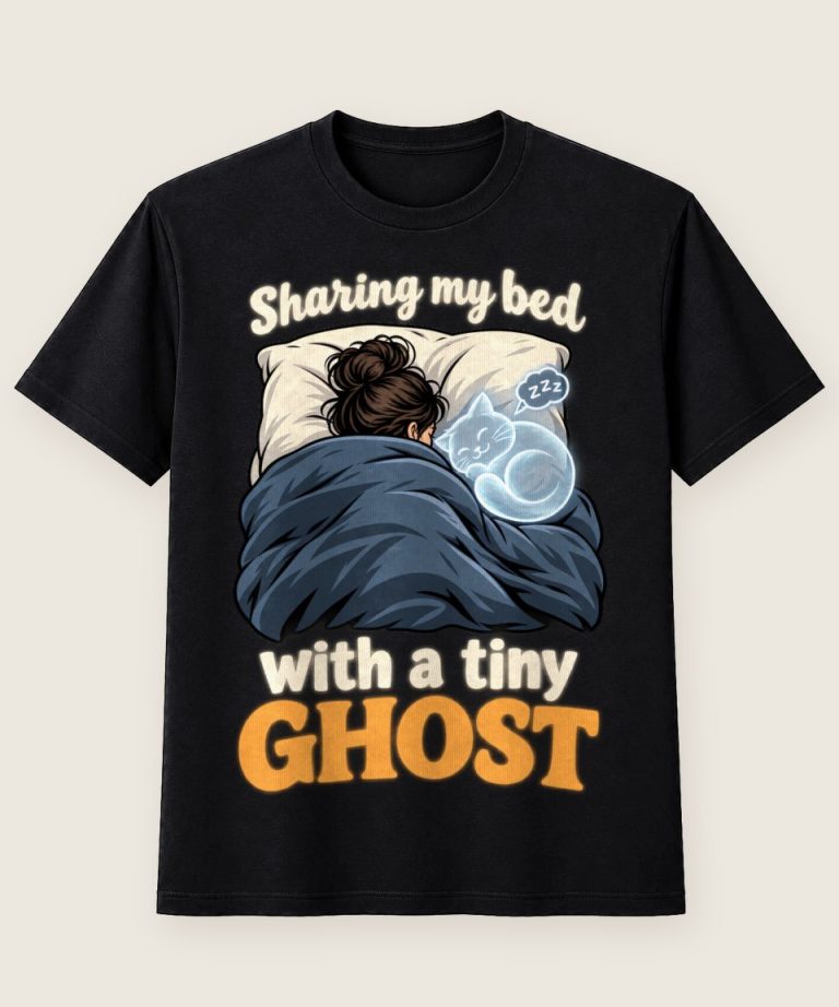 T-Shirt mit Motiv „Halloween Katze Sharing my bed with a tiny GHOST“ – Halloween T-Shirts